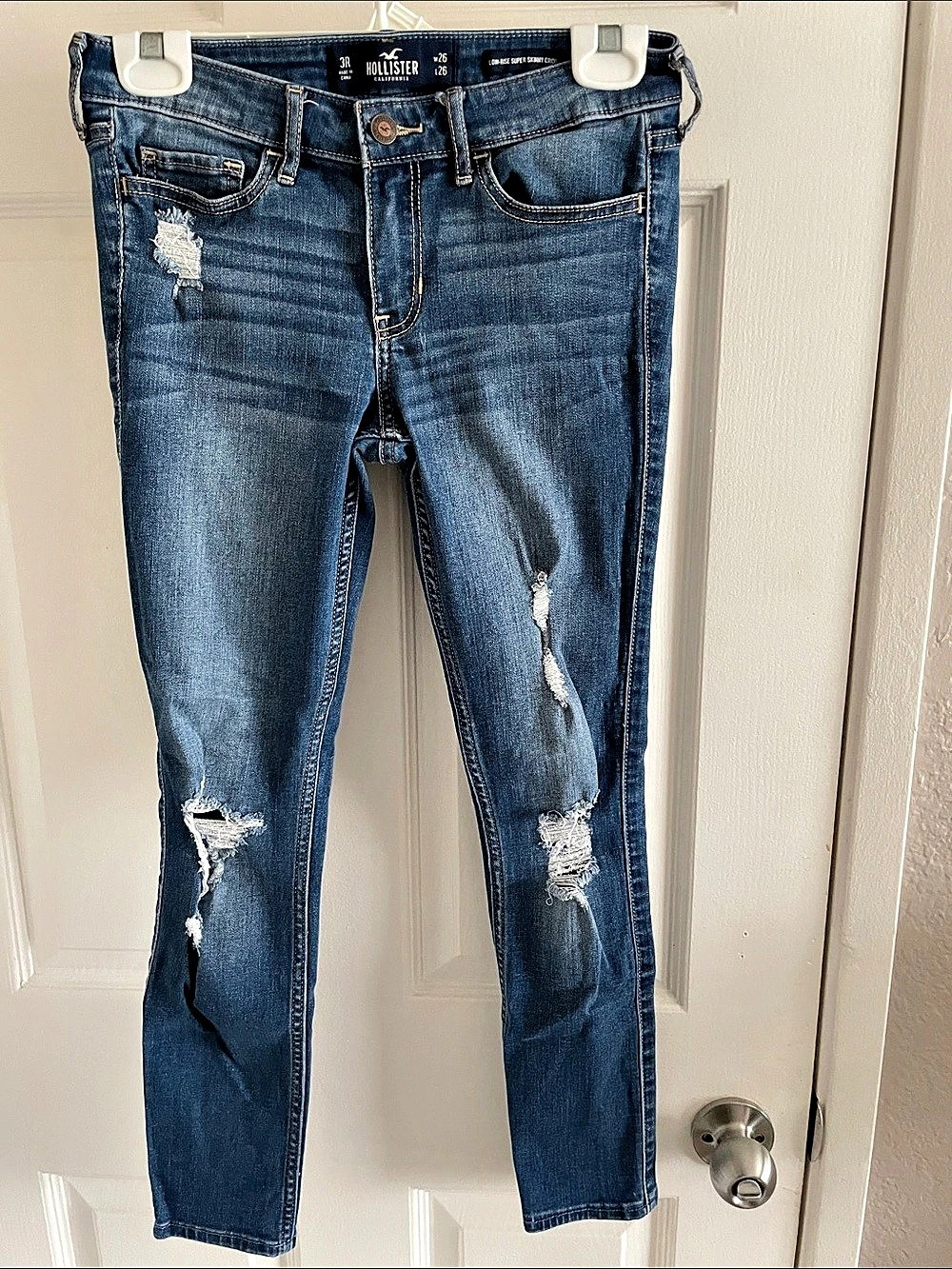 Hollister Low-Rise Super Skinny Crop Jeans Distressed Skinny Jeans in Blue 3R 26